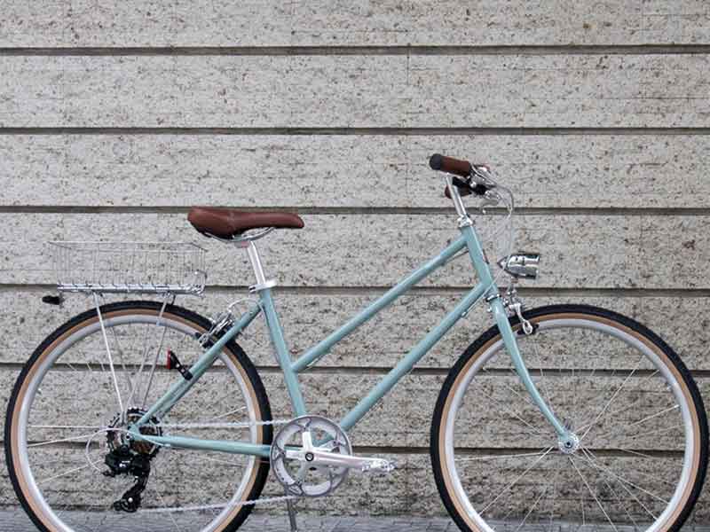 tokyobike plus bisou in blue jade with ตะกร้าหลังทำขึ้นพิเศษ และ ไฟจักรยาน วินเทจ